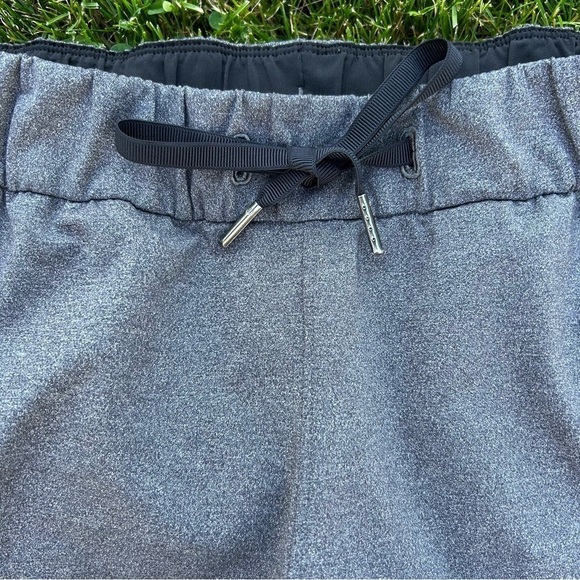 Lululemon On The Fly Pant 27” in Heathered Black | Size 8 - Picture 7 of 10